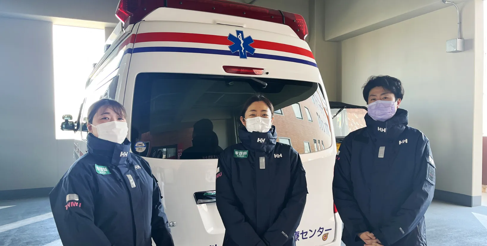 画像:救急看護の看護師が救急車の前に立っている